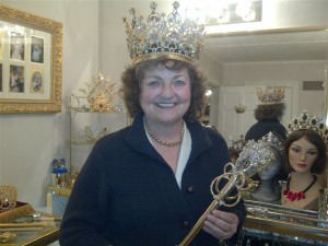 Mary Hutchings Reed tries on a Miss Universe crown